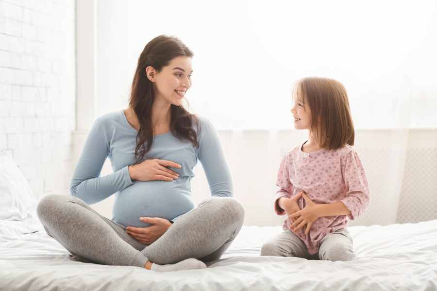 expecting woman telling little daughter about preg 2022 10 07 03 02 44 utc 1